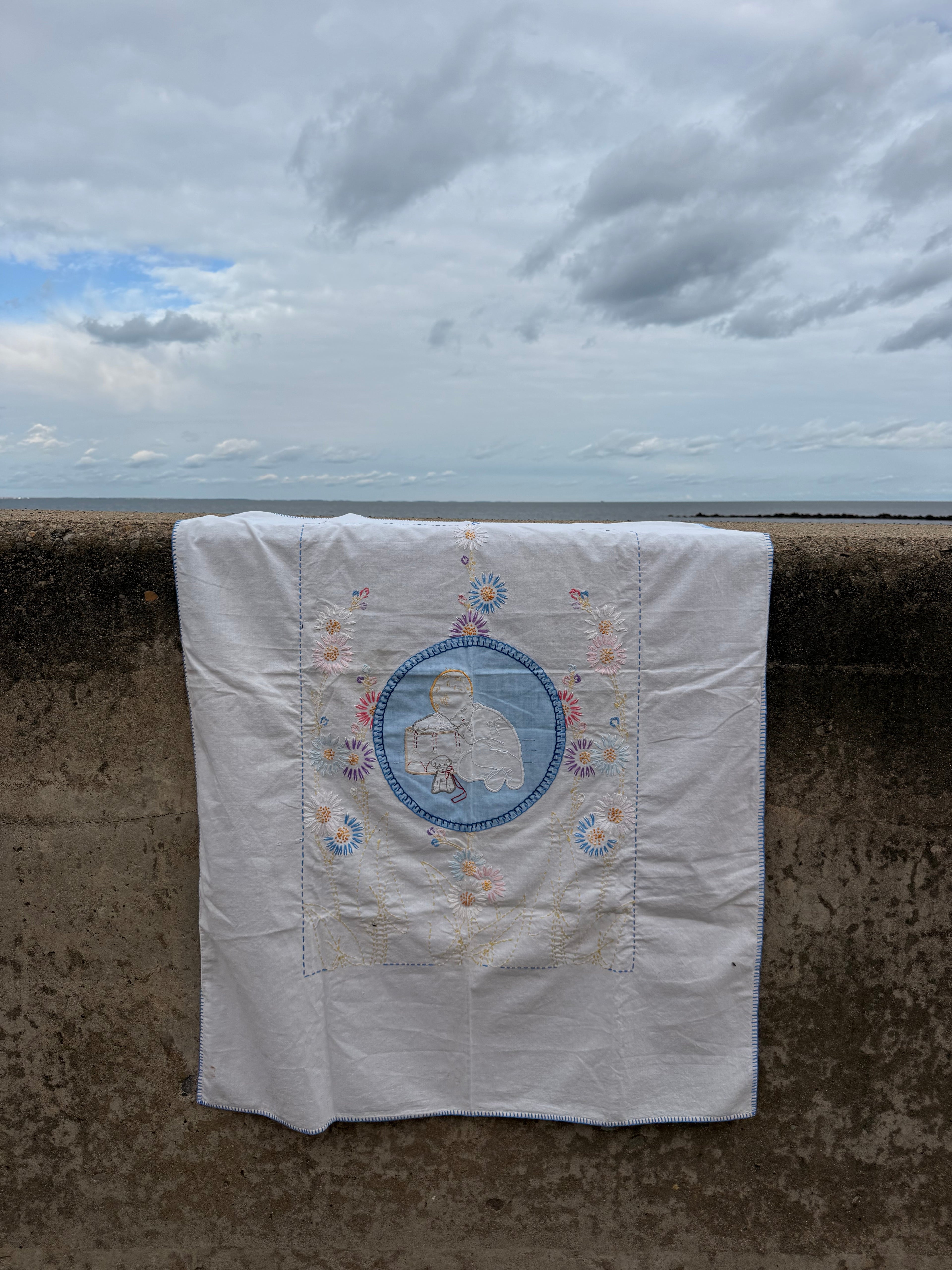 1920s embroidered sleeping daisy baby crib quilt