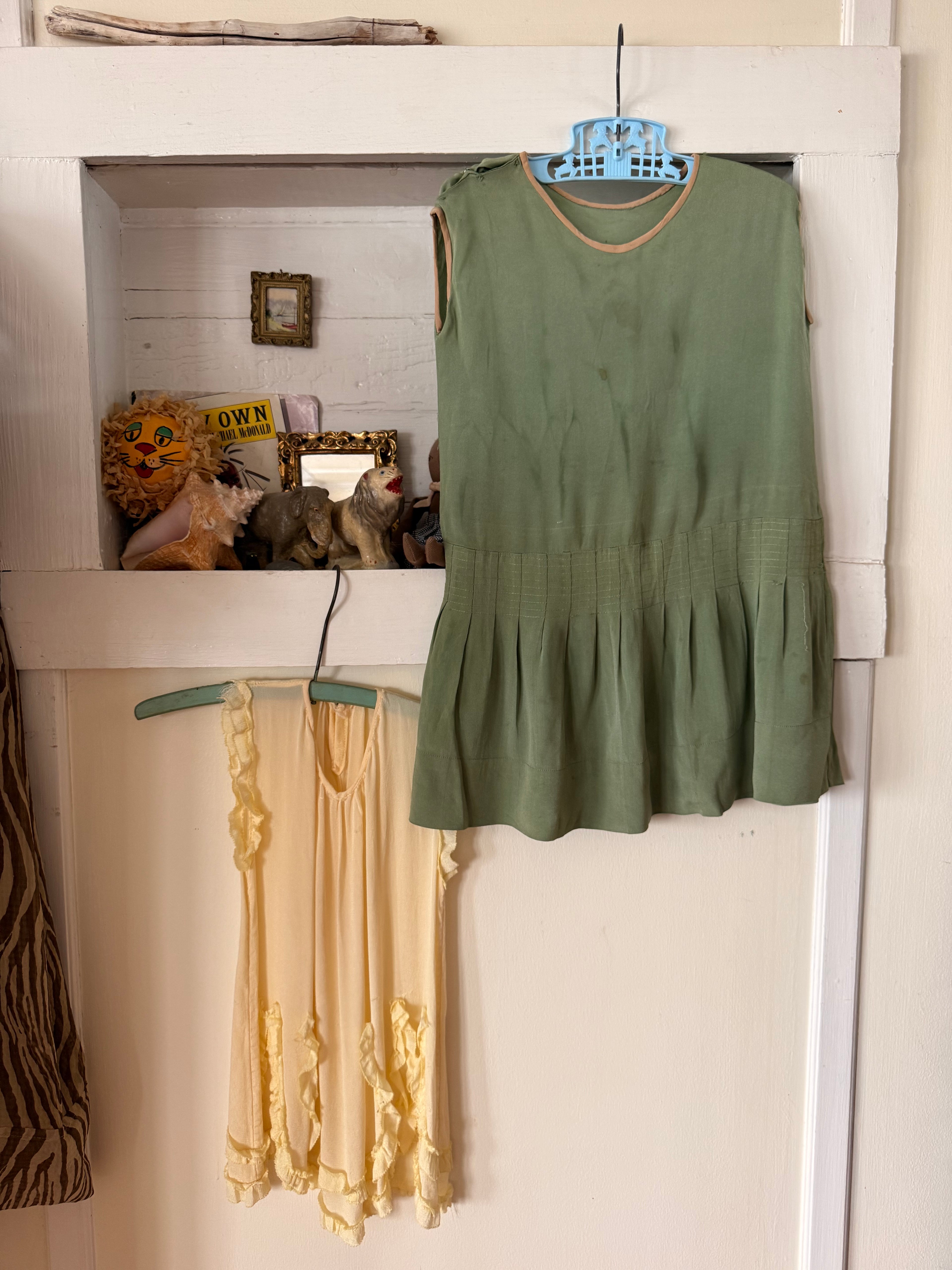 1920s green drop waist silk dress kid gloves 1920s green drop waist silk dress kid gloves